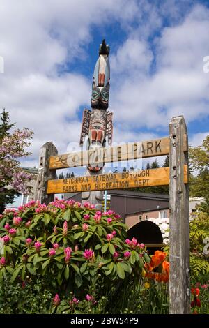 Chef Kyan Totem Pole, parc des baleines, Ketchikan, Alaska du Sud-est, États-Unis Banque D'Images