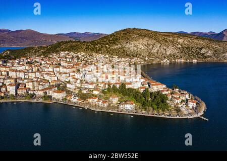 Vue aérienne la ville de Kastoria et le lac Orestiada en grec du nord Banque D'Images