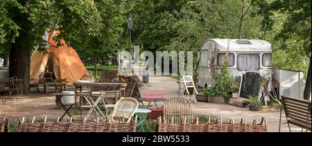 PRAGUE, RÉPUBLIQUE TCHÈQUE - 22 MAI 2020 : caravane servant de pub à l'île de Střelecký Banque D'Images