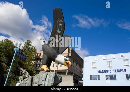 Le totem des ailes de vriement de Nathan Jackson dans Eagle Park, Ketchikan, Alaska du Sud-est, États-Unis Banque D'Images