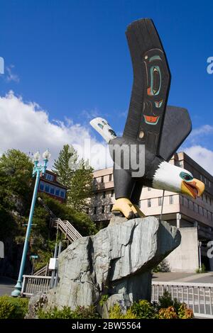 Le totem des ailes de vriement de Nathan Jackson dans Eagle Park, Ketchikan, Alaska du Sud-est, États-Unis Banque D'Images