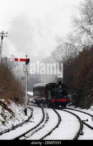 S1450 arrivée à Arley avec un auto-train travaillant de Highley. Banque D'Images