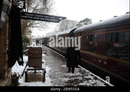 Le personnel de la gare et le train à la gare d'Arley. Banque D'Images