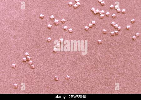 Fond en papier rose avec perles carrées brillantes. Paillettes dispersées sur le fond avec copier coller. Banque D'Images