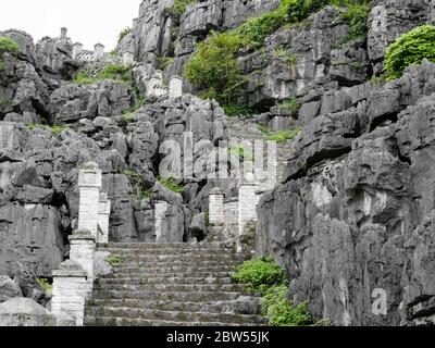Impressionnant escalier en pierre montant la montagne du dragon couchée pour atteindre la pagode Hang Mua, Ninh Binh, Vietnam Banque D'Images
