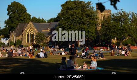 Londres, Royaume-Uni. 29 mai 2020 Lockdown semble être bien et vraiment terminé, alors que les gens se rencontrent, mangent, boivent, socialisent et profitent d'un temps ensoleillé sans précédent en mai sur Twickenham Green, West London Andrew Fosker / Alay Live News Banque D'Images