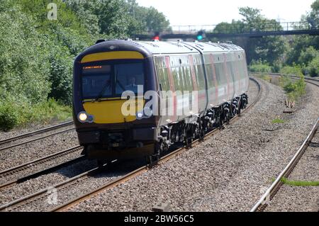 170398 avec un train en direction de Cardiff Central à Magor. Banque D'Images