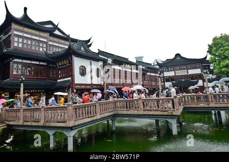 Temple de la Cité Dieu de Shanghai : pavillons et maisons de thé dans la région de Chenghuang Miao. Chine Banque D'Images