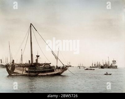 Photographie vintage du XIXe siècle - navires dans un port japonais y compris une malbouffe traditionnelle Banque D'Images