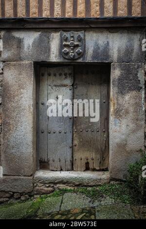 Mogarraz, Espagne - 8 février 2020 : ancienne porte de la ville historique de Mogarraz. Banque D'Images