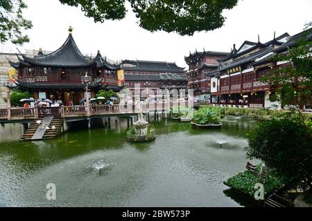 Temple de la Cité Dieu de Shanghai : pavillons et maisons de thé dans la région de Chenghuang Miao. Chine Banque D'Images