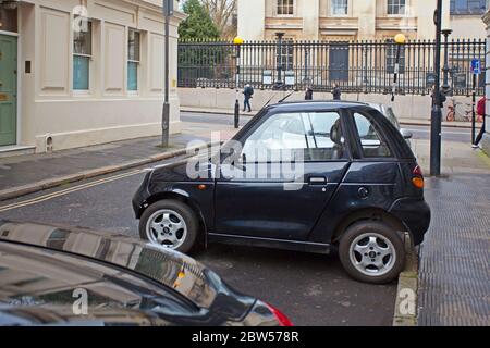 Voiture Reva G-Wiz très compacte à deux portes garée dans un Allée étroite à Londres Banque D'Images