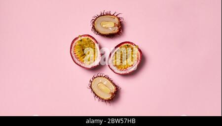 Moitié de fruit de la passion isolé sur un espace de copie rose Banque D'Images