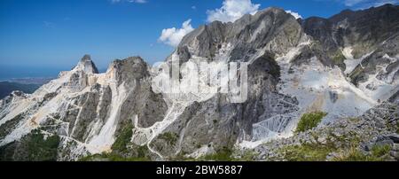 Paysage panoramique de carrières de marbre blanc de Carrare dans les Alpes Apuanes. Colonnata, quartier Massa Carrara. Toscane, Italie Banque D'Images