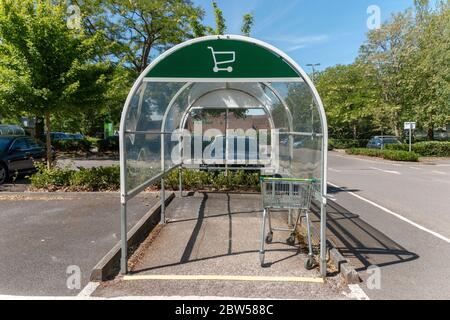 Bristol-2020 mai-Angleterre-vue rapprochée d'une baie de trolley où le trolley est gardé à l'extérieur du marché Banque D'Images