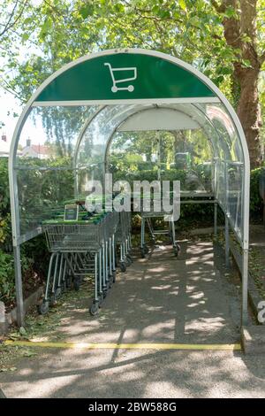 Bristol-May-2020-England-vue rapprochée d'une baie de trolley où le trolley est gardé à l'extérieur du marché Banque D'Images