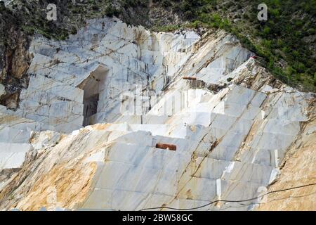 Gros plan sur l'une des célèbres carrières de marbre blanc de Carrare dans les Alpes Apuanes (Alpi Apuane), Toscane, Italie, Europe Banque D'Images