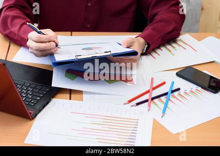 Bureau de travail sur les statistiques avec graphiques et tableaux Banque D'Images