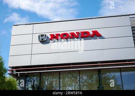 Gdansk, Pologne - 28 mai 2020 : logo et signe Honda. Honda fabrique les voitures les plus fiables au monde Banque D'Images