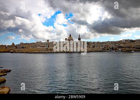 Une vue sur la vieille ville de la Valette, la capitale de Malte, prise de l'autre côté de la baie de Sliema Banque D'Images