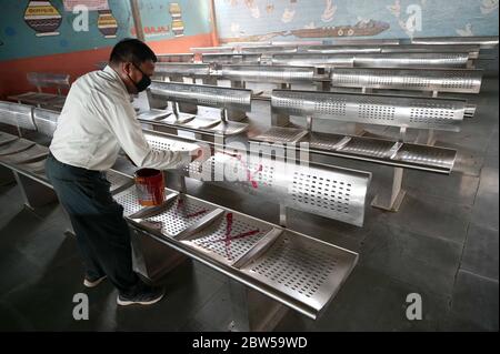 Prayagraj, Uttar Pradesh, Inde. 29 mai 2020. Un travailleur marque pour maintenir la distanciation sociale à la jonction de Prayagraj, pendant le confinement continu de la COVID-19. Credit: Prabhat Kumar Verma/ZUMA Wire/Alamy Live News Banque D'Images