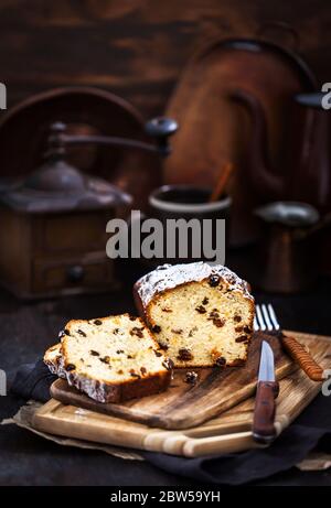 Délicieux petit fromage cottage et raisins gâteau de pain noir sur fond de bois rustique Banque D'Images