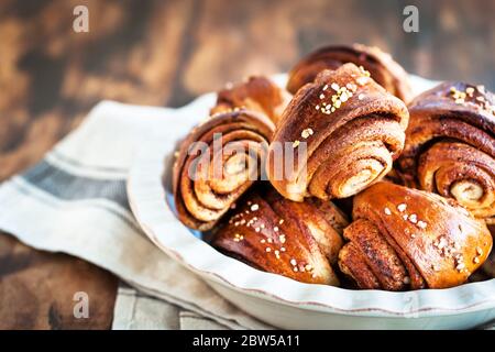 Petits pains faits maison à la cannelle et à la cardamome finlandais Banque D'Images