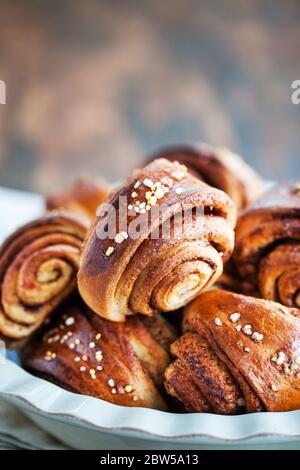 Petits pains faits maison à la cannelle et à la cardamome finlandais Banque D'Images