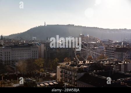 Vue panoramique depuis la tour de l'église du centre-ville de Budapest Banque D'Images