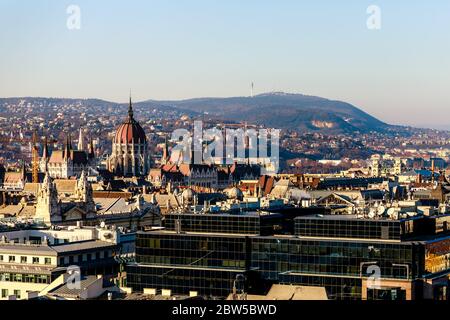 Vue panoramique depuis la tour de l'église du centre-ville de Budapest Banque D'Images