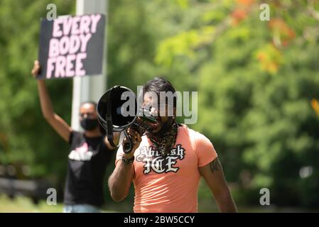 Plantation, Floride, États-Unis. 29 mai 2020. Des militants protestent devant le bureau de campagne de Miami ICE à Plantation, en Floride, demandant la libération de tous les détenus après la mort d'un détenu en DÉTENTION SUR GLACE à la suite du coronavirus lundi. Crédit : Orit Ben-Ezzer/ZUMA Wire/Alay Live News Banque D'Images