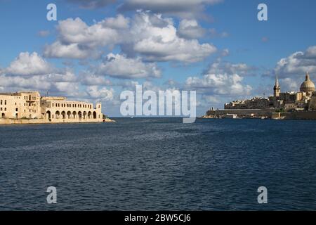 L'entrée du port entre Tigne point et la Valette sur Malte Banque D'Images