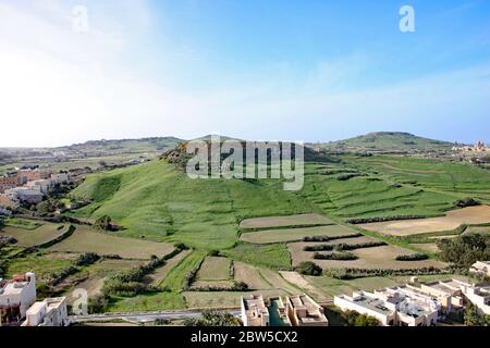 D'anciennes œuvres de terrassement vues depuis la citadelle de Victoria sur Gozo, Malte Banque D'Images