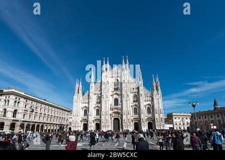 MILAN, ITALIE - 16, MARS 2018 : photo horizontale du Duomo di Milano et de la galerie Vittorio Emanuele II pendant le ciel bleu à Milan, Italie. Banque D'Images