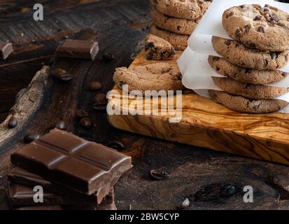 Biscuits et morceaux de chocolat sur une planche de bois Banque D'Images