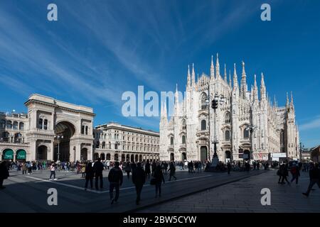 MILAN, ITALIE - 16, MARS 2018: Photo grand angle du Duomo di Milano et de la galerie Vittorio Emanuele II pendant le ciel bleu à Milan, Italie. Banque D'Images