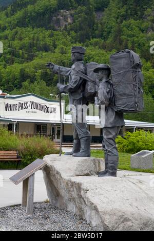 Statue du centenaire de Skagway par Chuck Buchanan, Centennial Park, Skagway, Alaska du Sud-est, États-Unis Banque D'Images