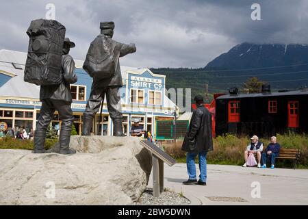 Statue du centenaire de Skagway par Chuck Buchanan, Centennial Park, Skagway, Alaska du Sud-est, États-Unis Banque D'Images