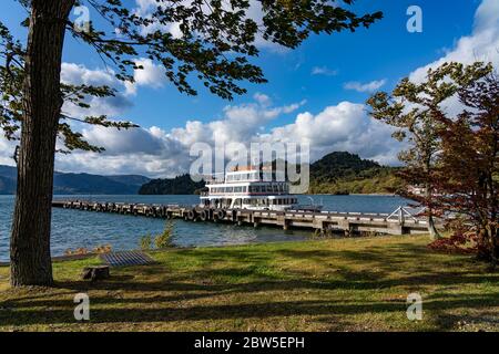 Croisières touristiques sur le lac Towada à l'embarcadère 1. Parc national de Towada hachimantai Banque D'Images