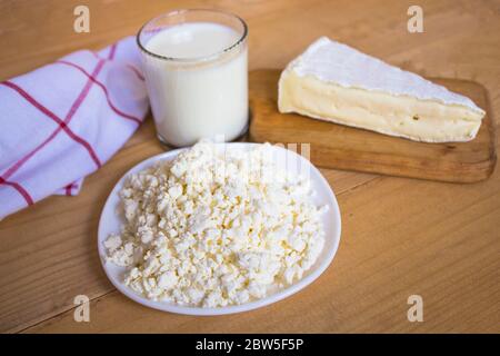 Fromage cottage, protéines et nutrition protéique. Fromage cottage. Fromage blanc fait maison. Fromage sur un panneau en bois, lait. copyspace. Banque D'Images