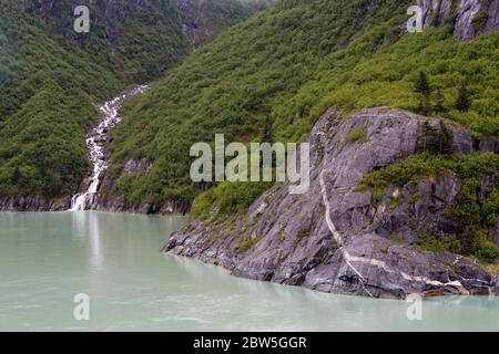 Cascade dans Tracy Arm Fjord, Alaska, États-Unis Banque D'Images