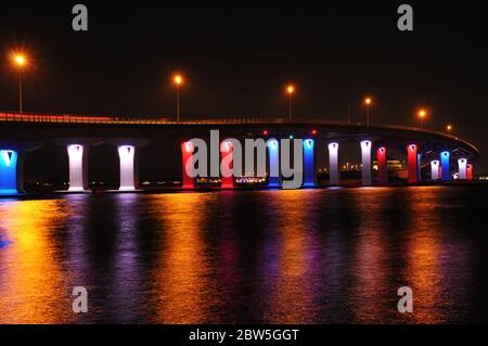 Une nuit colorée de pont brillamment illuminée en rouge, blanc et bleu. Banque D'Images