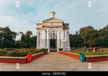 Une arche gréco-romaine dans le centre du parc Bharathi, Pondichéry, Inde Banque D'Images