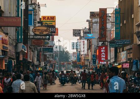 Les enseignes de détail sont des rues très fréquentées du centre-ville de Pondichéry, en Inde Banque D'Images