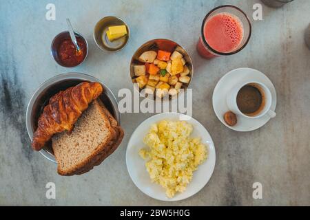 Un petit-déjeuner français est servi au café des Arts de White Town, un ancien établissement colonial français de Pondichéry, en Inde Banque D'Images