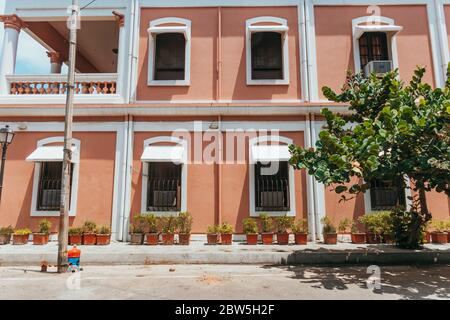 Un bâtiment colonial très orné à White Town, Pondichéry - un ancien établissement colonial français sur la côte est de l'Inde Banque D'Images