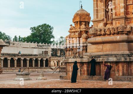 Trois musulmanes posent pour une photo au temple de Brihadeeswara, un temple dédié à Shiva à Thanjavur, Tamil Nadu, Inde Banque D'Images