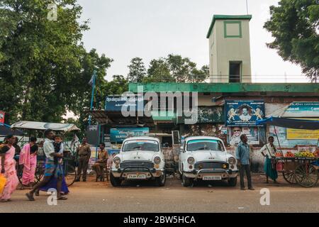 Deux voitures blanches de l'ambassadeur de l'Hindustan garées sur la route à Thanjavur, en Inde Banque D'Images