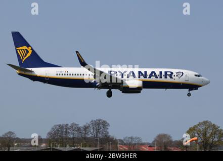 Ryanair Boeing 737 débarquant à l'aéroport Southend de Londres Banque D'Images