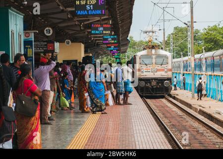 Un train électrique des chemins de fer indiens se met à la plate-forme de la gare de Tiruchirapalli, Tamil Nadu, en Inde Banque D'Images